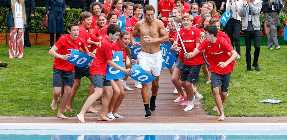 Fröhlich ist Nadal nach seinem Final-Triump über Thiem bereits - mit dem Sprung in den Pool wird es auch gleich feucht.