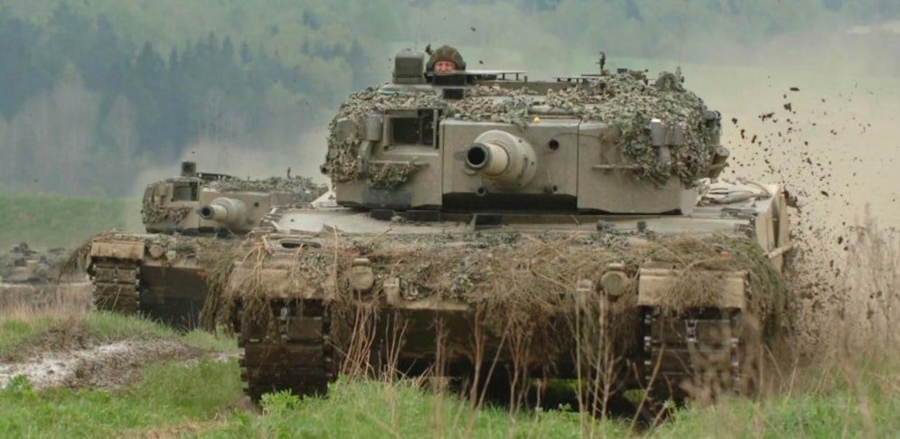 Der Soldat musste ein 15 Kilo schweres Panzerkettenglied tragen, damit zwei Stunden vor einem Panzer stehen müssen bis er kollabierte.