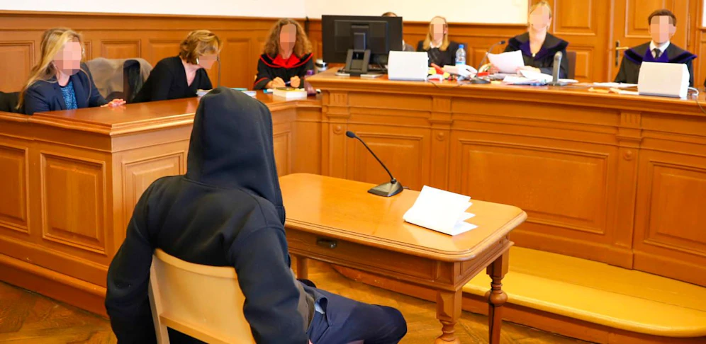 Der Beschuldigte versteckte sein Gesicht hinter einer Kapuze. Er soll zwei Schwestern und eine Nichte sexuell missbraucht haben.