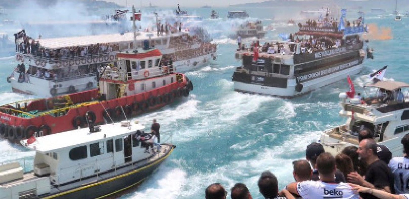 Besiktas feiert Titel mit 100 Booten am Bosporus