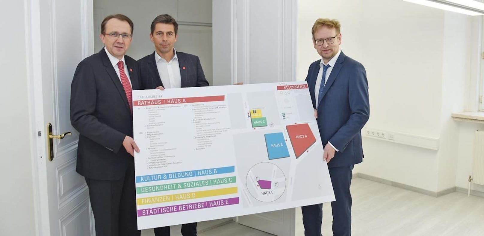 Bürgermeister Stadler, Marketingchef Christoph Schwarz und Magistratsdirektor Thomas Dewina präsentieren den neuen Rathausbezirk.