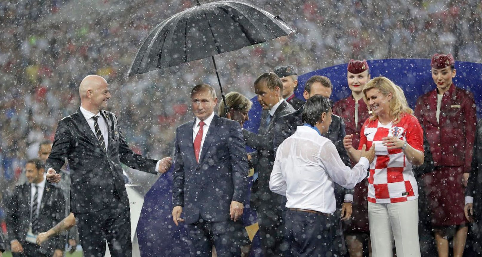 Skurill: Putin steht unter einem Schirm, alle anderen werden klitschnass.