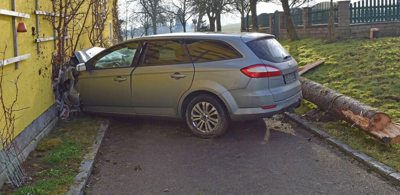 Heute.at - Auto rast in Wohnhaus und reißt Loch in die Wand