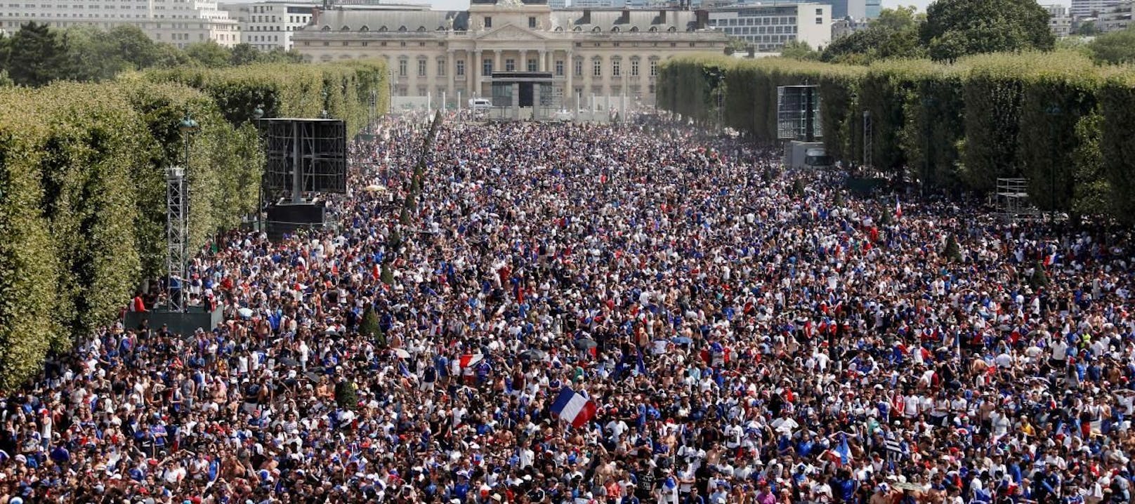 Tausende Fans fiebern in Paris in der Fanzone mit.