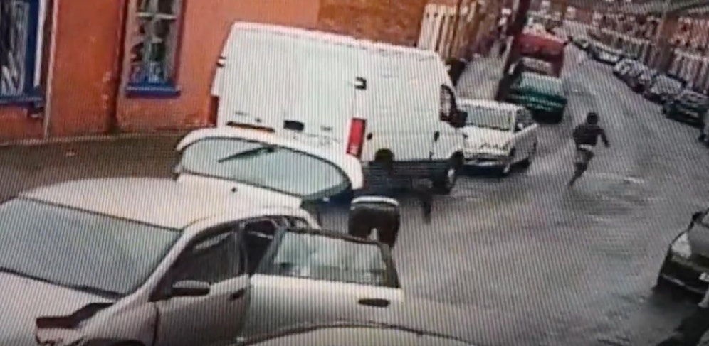 Es werden immer mehr! Selbst im Kofferraum saß eine Person und flüchtete nach dem Crash in England. 