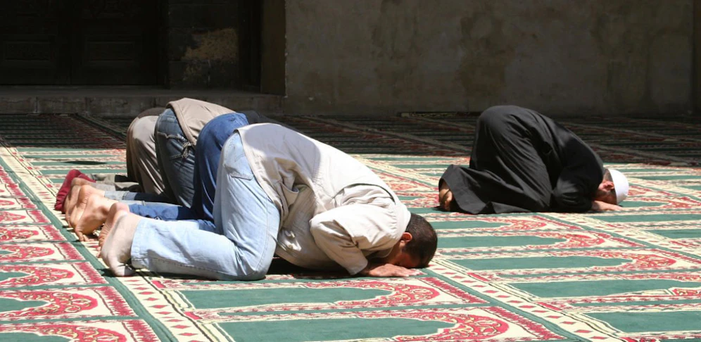 Betende in einer Moschee.