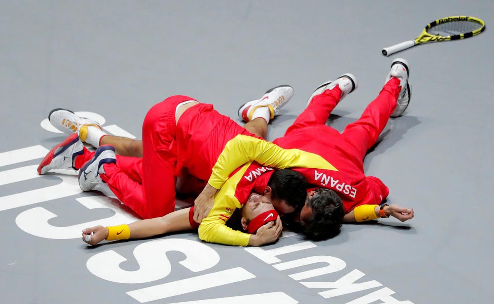 Rafael Nadal jubelt mit seinen spanischen Teamkollegen über den Sieg im Davis Cup. 