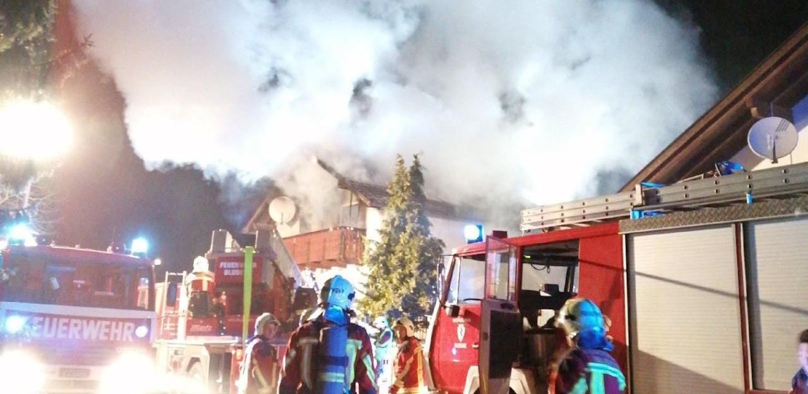 Großeinsatz der Feuerwehren bei Dachstuhlbrand in Ludesch (Bezirk Bludenz)