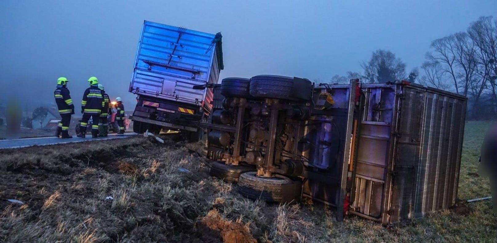 Spektakulärer Unfall auf B55: Lastzug kracht in Pkw
