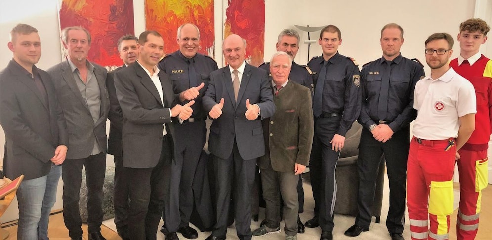 (v.l.n.r.): Mathias Fries (Rotes Kreuz Krems), Dr. Wilhelm Petrak, Hans Holzer, Michael Bernhard, Willy Konrath (Landesverkehrsabteilung), Erwin Pröll, Gunnar Prokop, Manfred Dornhackl (Bezirkspolizeikommando Krems), Günther Gruber (BPK Krems), Peter Svehla (BPK Krems), Michael Hauer (ASBÖ Dunkelsteinerwald), David Reisinger (ASBÖ Dunkelsteinerwald)