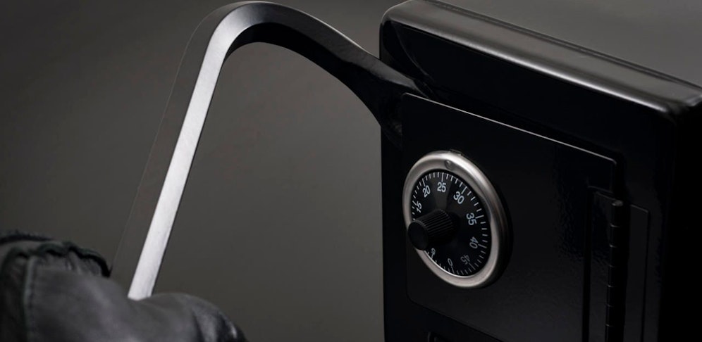 Gewaltsam verschaffte sich der Täter Zutritt und brach einen Tresor auf (Symbolbild). 