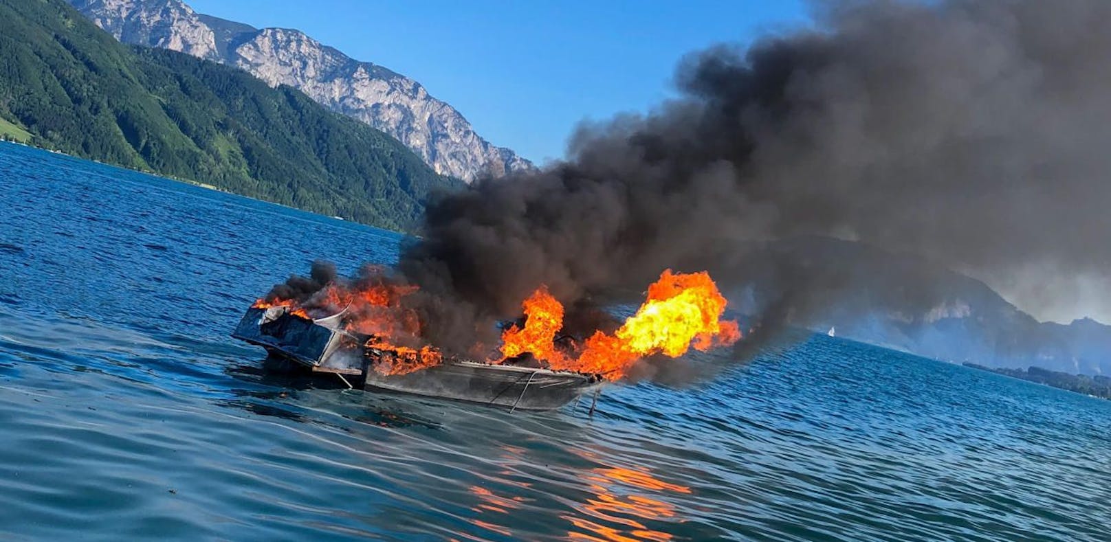 Motorboot am Attersee in Brand geraten