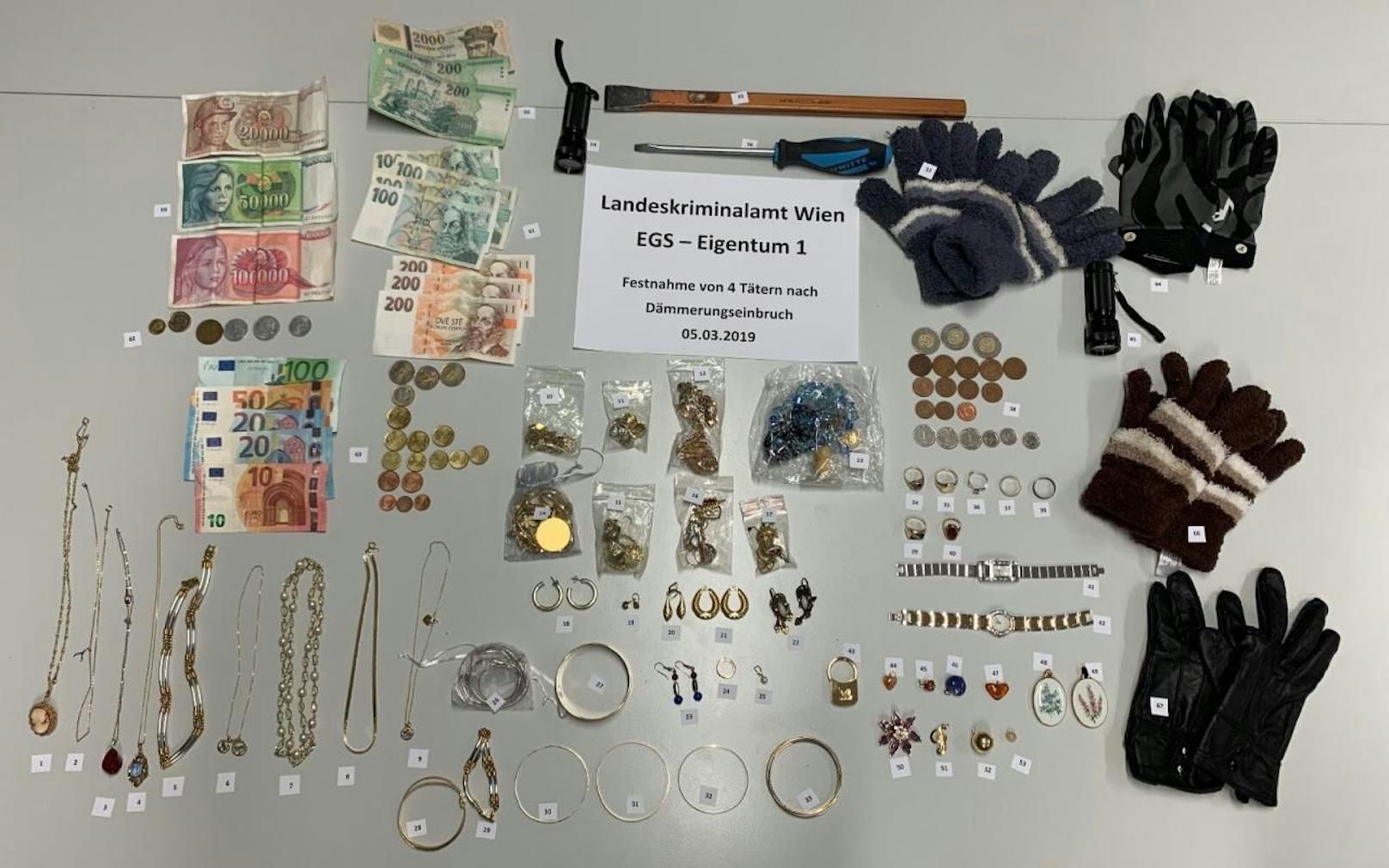 Die Polizei stellte große Mengen Goldschmuck, Bargeld sowie Einbruchswerkzeug sicher