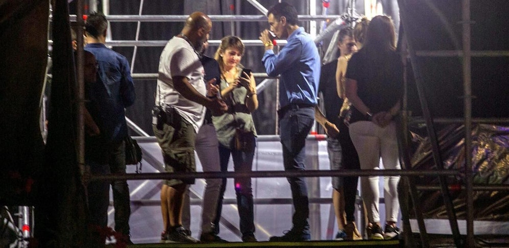 Spaniens Präsident Pedro Sanchez (blaues Hemd) und seine Frau Begona Gomez flogen mit dem Staatsjet zu einem Konzert der Killers in Benicassim