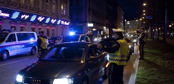 Die Wiener Polizei bei einer Fahrzeug-Kontrolle.