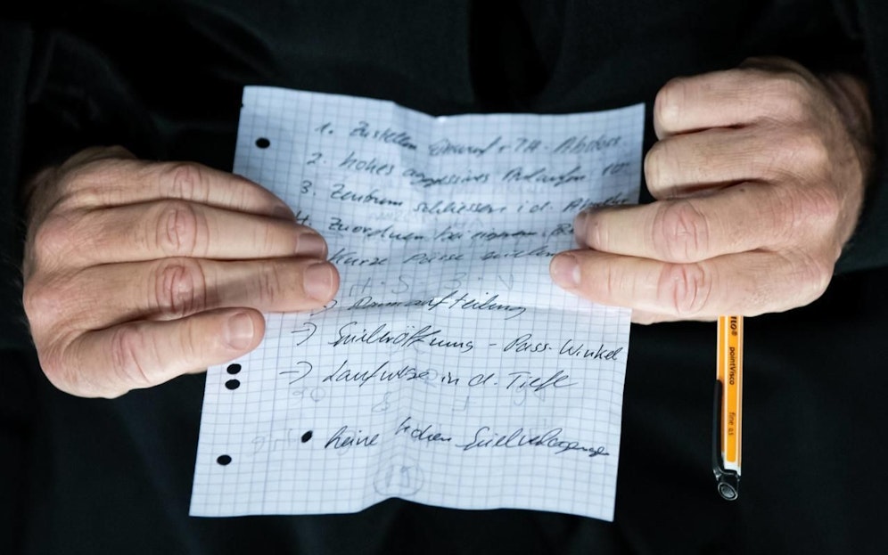 Erwischt! Jogi Löw las gegen Russland immer wieder von einem Spickzettel ab. Ein Fotograf knipste die Rückseite mit taktischen Anweisungen an sein Team.