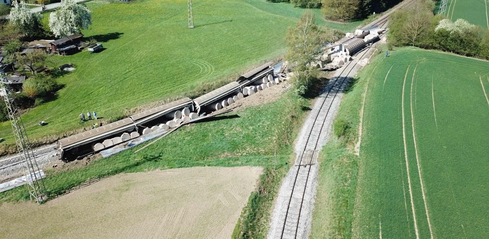 Vier Güterwaggons machten sich Freitagfrüh im Bez. Braunau selbstständig, rollten 30 km durch Oberösterreich und entgleisten in einer Linkskurve in Dietfurt. Die Strecke bleibt bis Donnerstag gesperrt. Die Aufräumarbeiten sind in vollem Gange.  