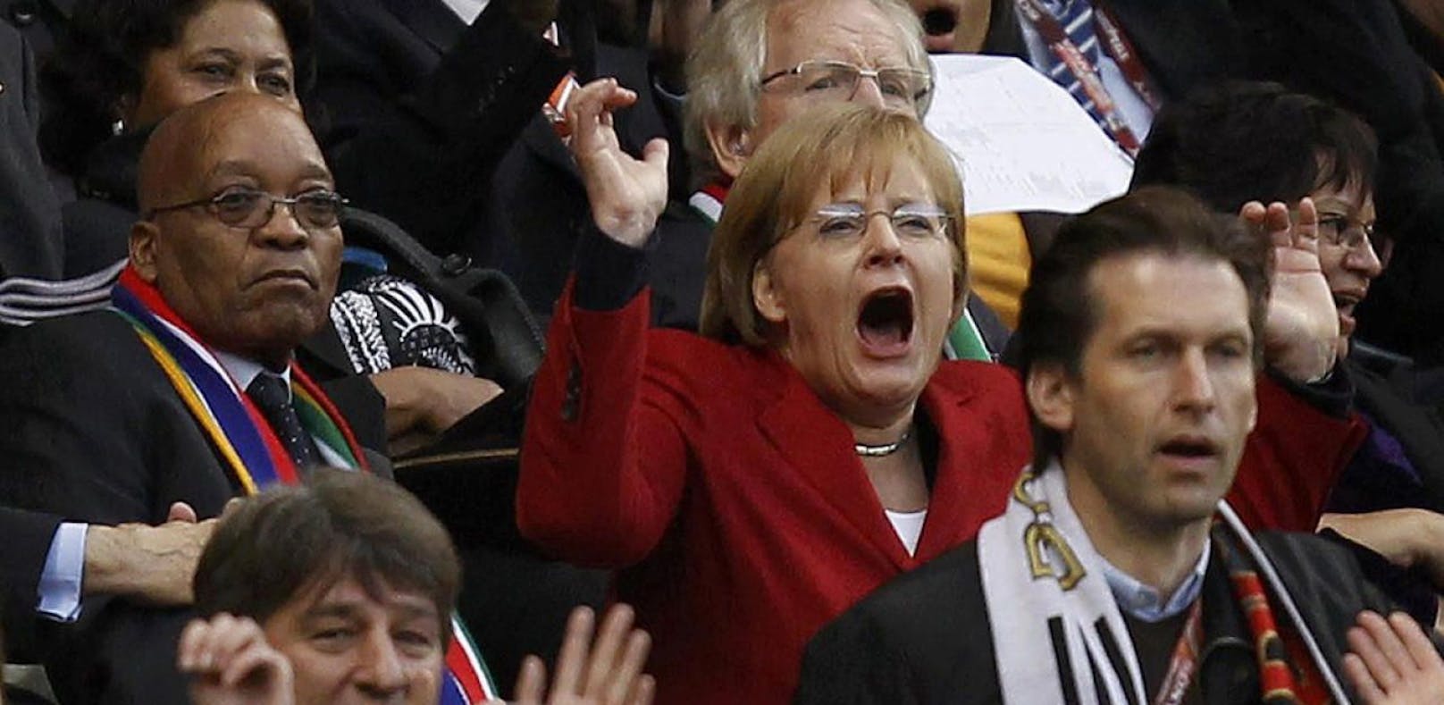 Die Kanzlerin zeigt sich bereits 2010 fußballbegeistert, am Bild anlässlich des Tors im WM Viertelfinalspiel gegen Argentinien.
