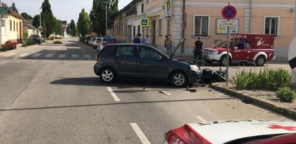 Die Feuerwehr musste die Fahrzeuge bergen.