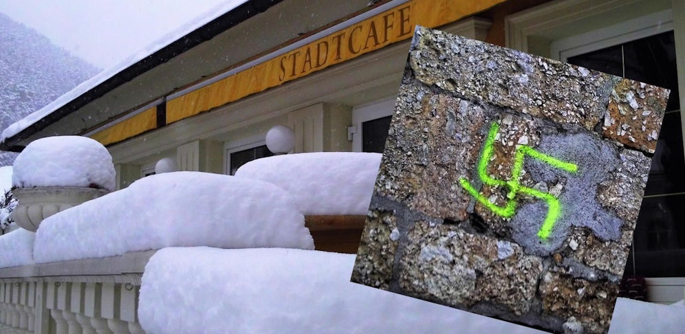 In das Stadtcafé wurde eingebrochen, auch ein Hakenkreuz wurde an der Mauer entdeckt.