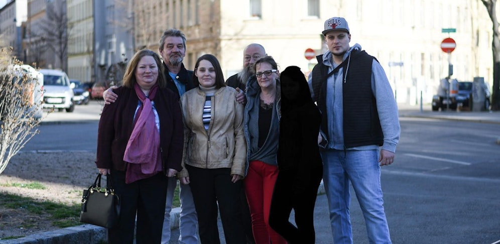 Marlene beim Treffen mit ihrer Familie: Adoptivmama, Leiblicher Vater, Marlene, Adoptivpapa, Leibliche Mama, Leibliche Schwester, Leiblicher Bruder (von links nach rechts)