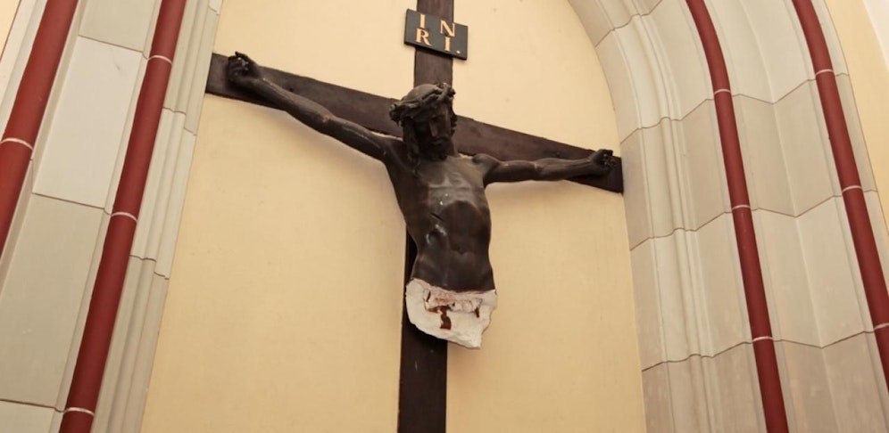 Beschädigte Jesus-Figur.