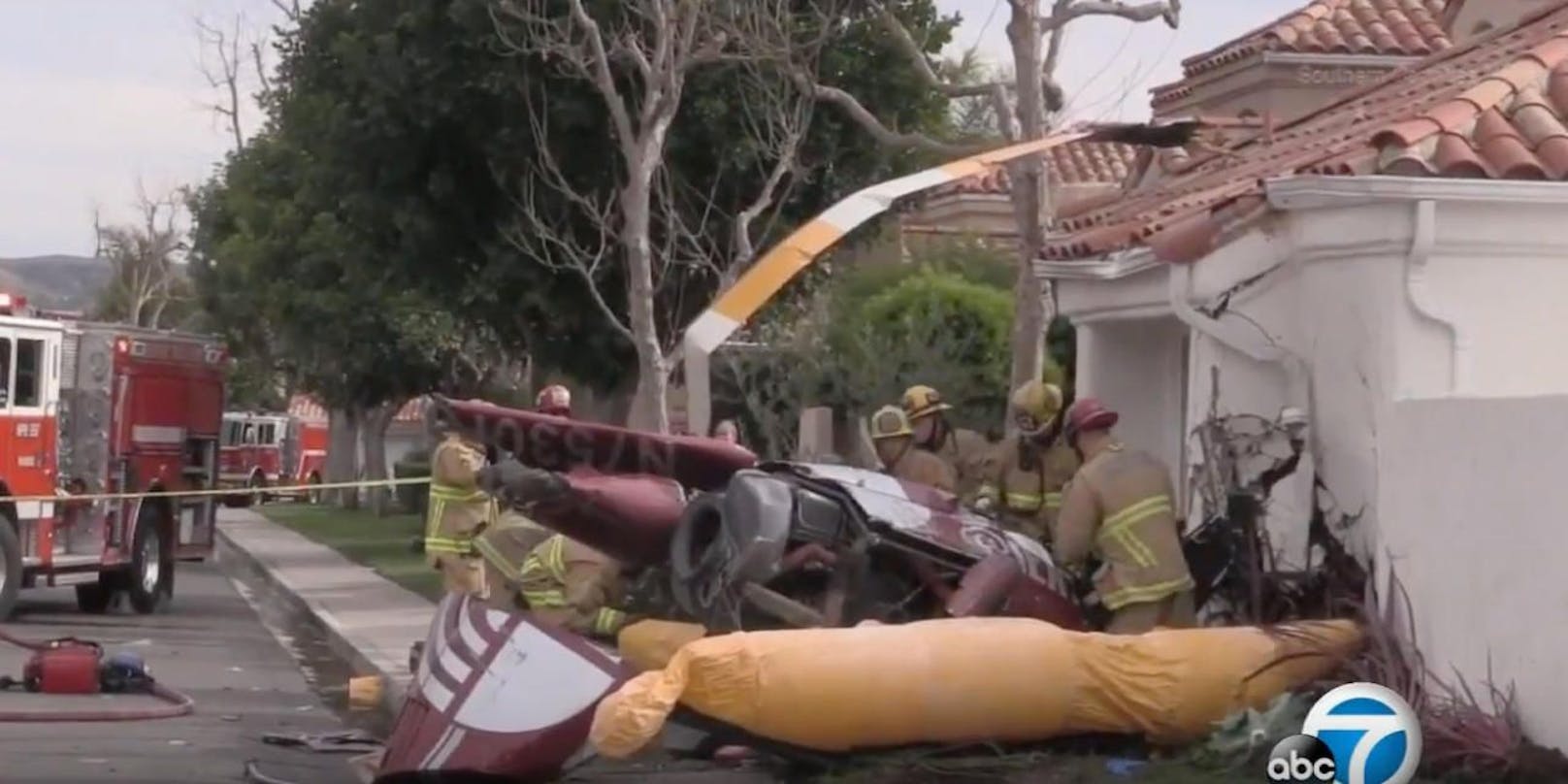 Dramatisch: Der US-Helikopter war mit vier Insassen an Bord über einem Wohngebiet bei L.A. abgestürzt. Mindestens drei Menschen starben. 