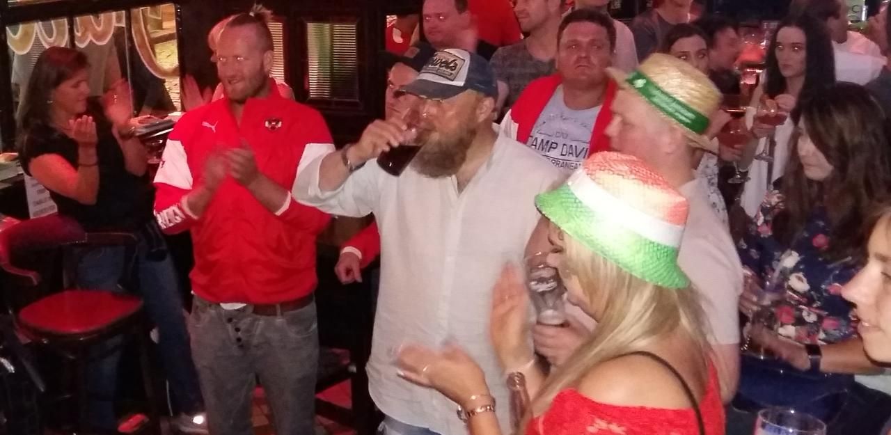 Heute.at - Fans feiern rauschende Party-Nacht in Irland