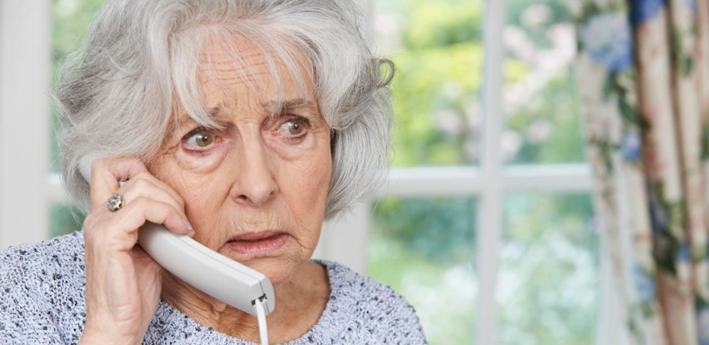 Ein Trickbetrüger versuchte, eine alte Frau abzuzocken. Doch sie war cleverer als er glaubte.