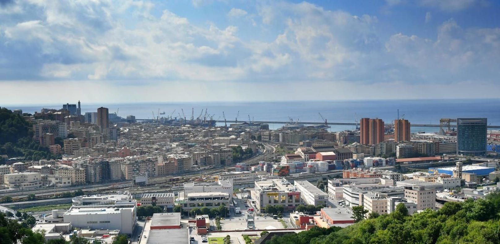 Die italienische Hafenstadt Genua an der ligurischen Küste.