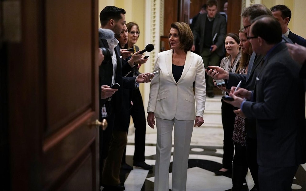 Geschafft: Demokratin Nancy Pelosi (77) wird nach ihrer Rekordrede interviewt. Sie hatte 8 Stunden und 7 Minuten im Repräsentantenhaus gesprochen.