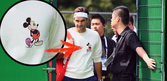Roger Federer kommt im Mickey-Mouse-Outfit auf den Court.