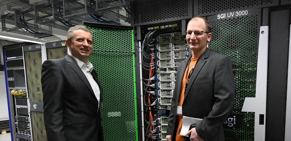  Wolfgang Schreiner und Johann Messner von der JKU vor dem Supercomputer Mach-2. 