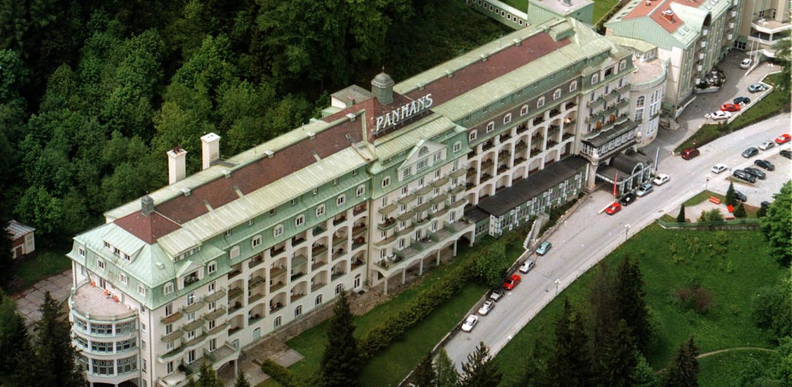Luftbild vom Hotel Panhans am Semmering.