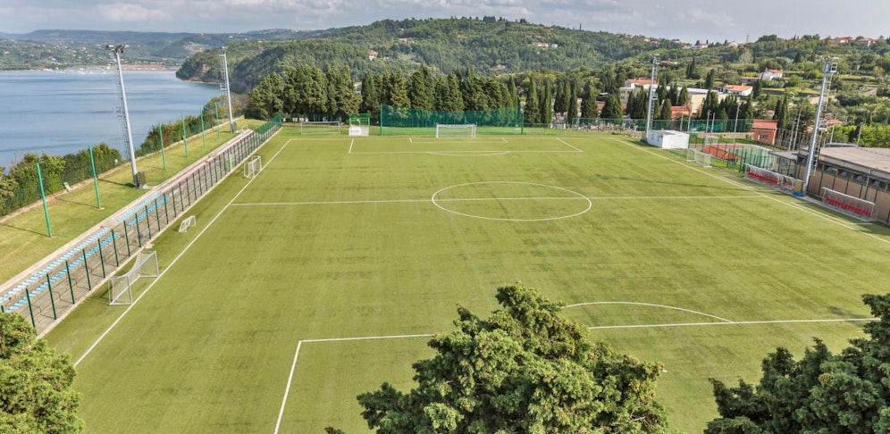 Auf einem leeren Fußballfeld kam es zur Explosion (Symbolbild).