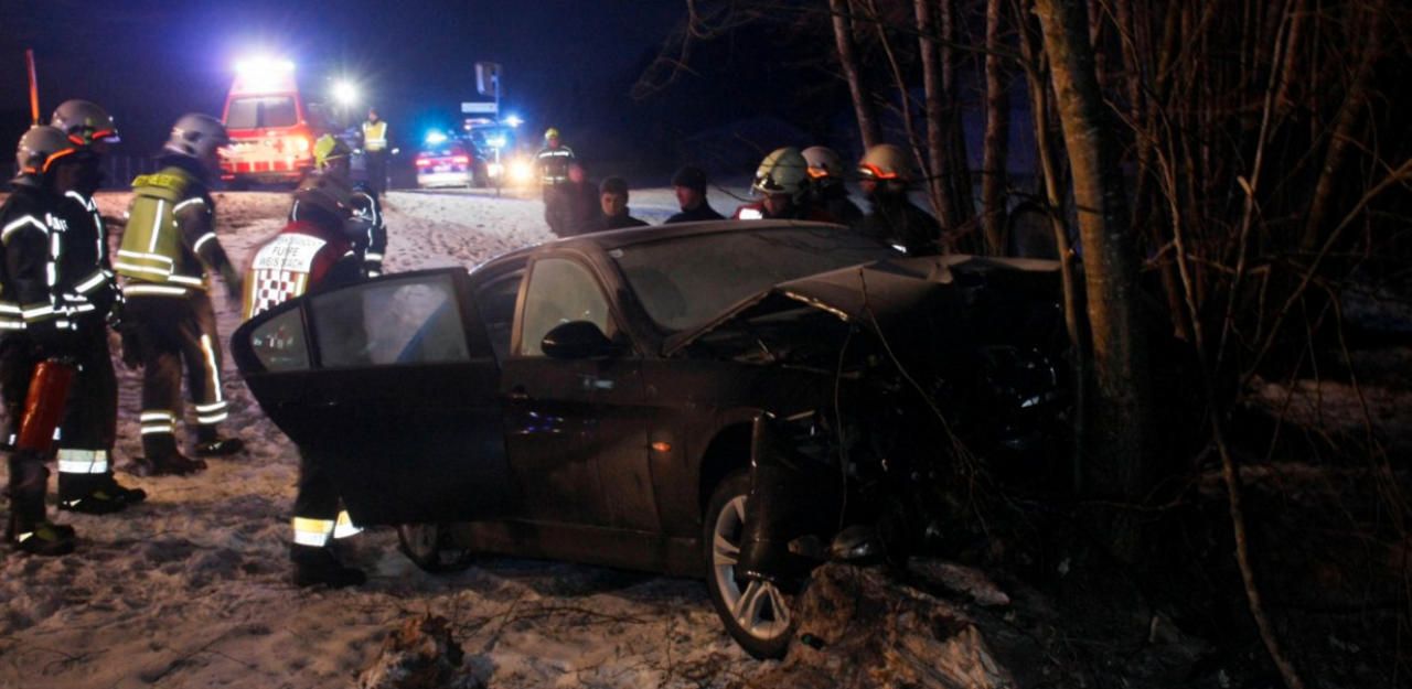 Heute.at - Autobrand: Pkw fängt nach Crash gegen Baum Feuer
