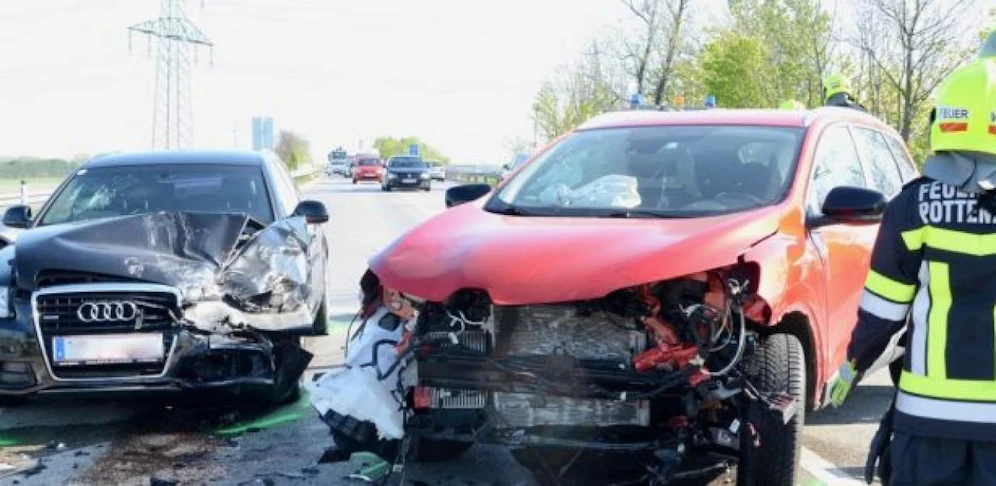 Beide Autos wurden schwer beschädigt.
