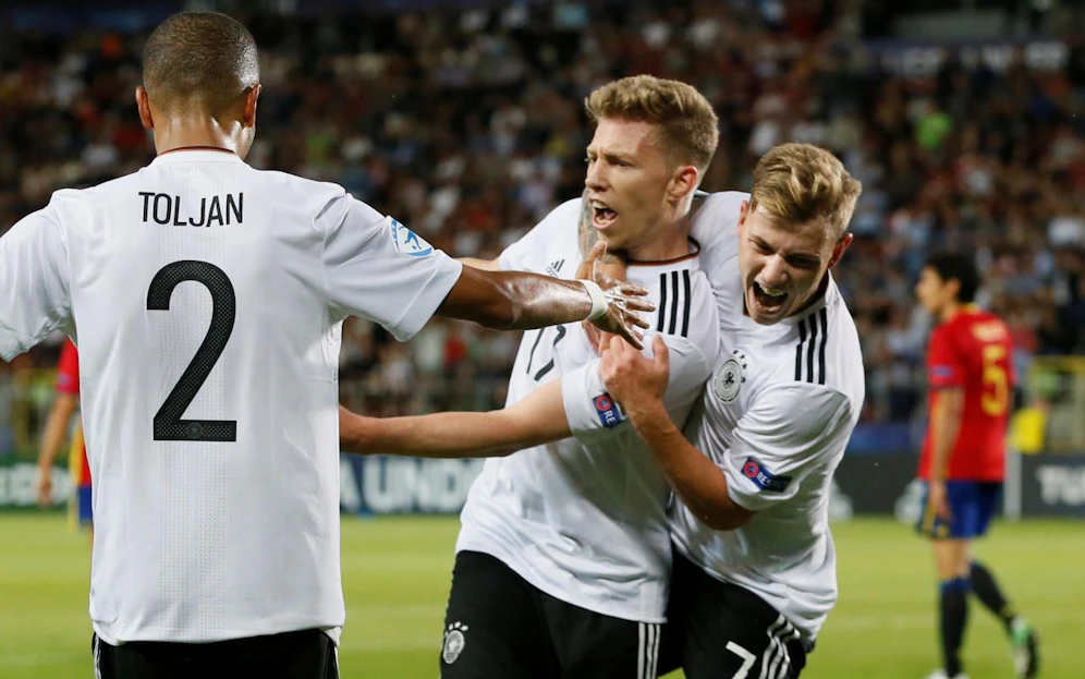 Goldtorschütze Mitchell Weiser jubelt