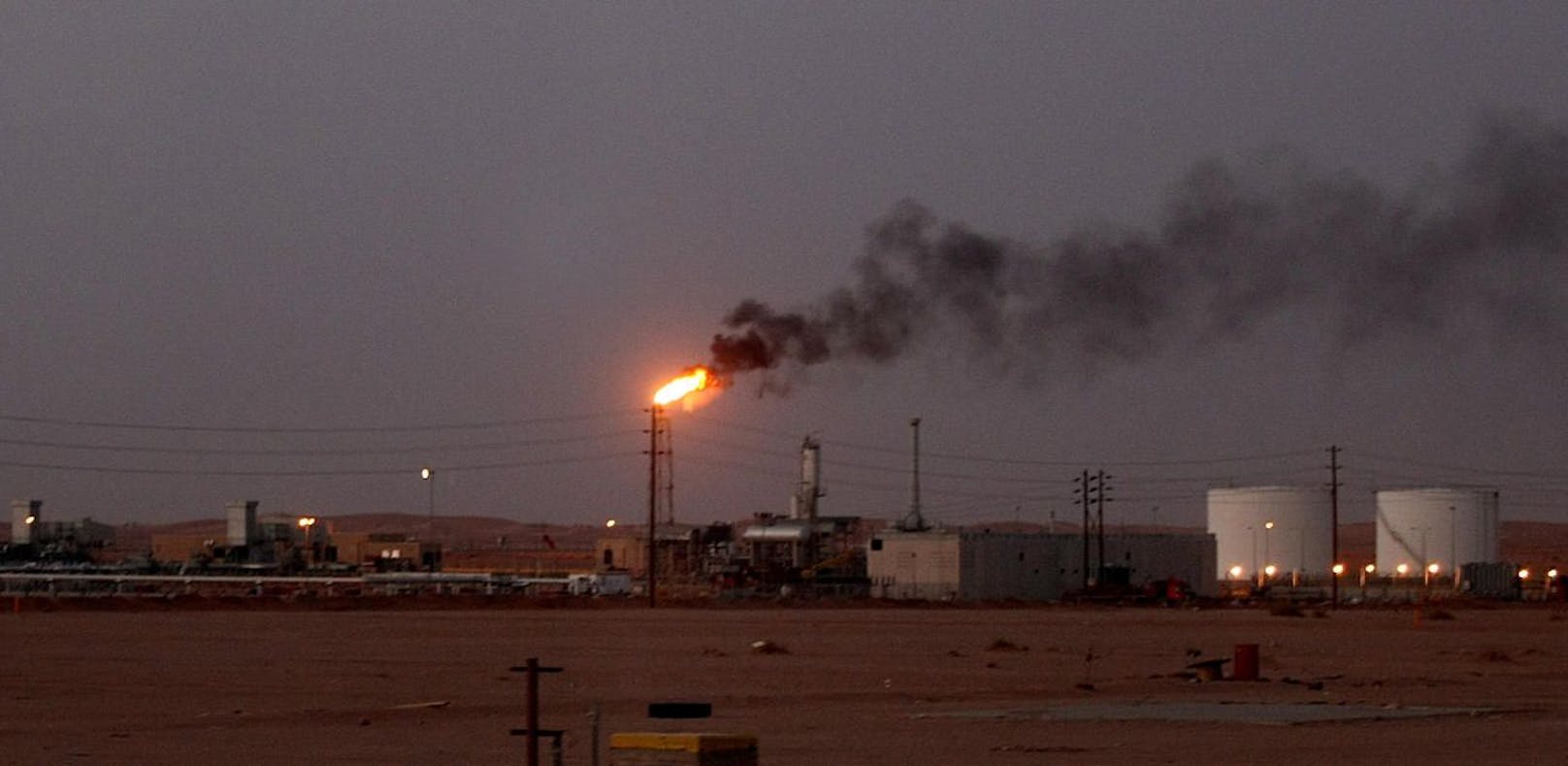 Eine Ölförderanlage der Saudi Aramco unweit der saudischen Hauptstadt Riad.