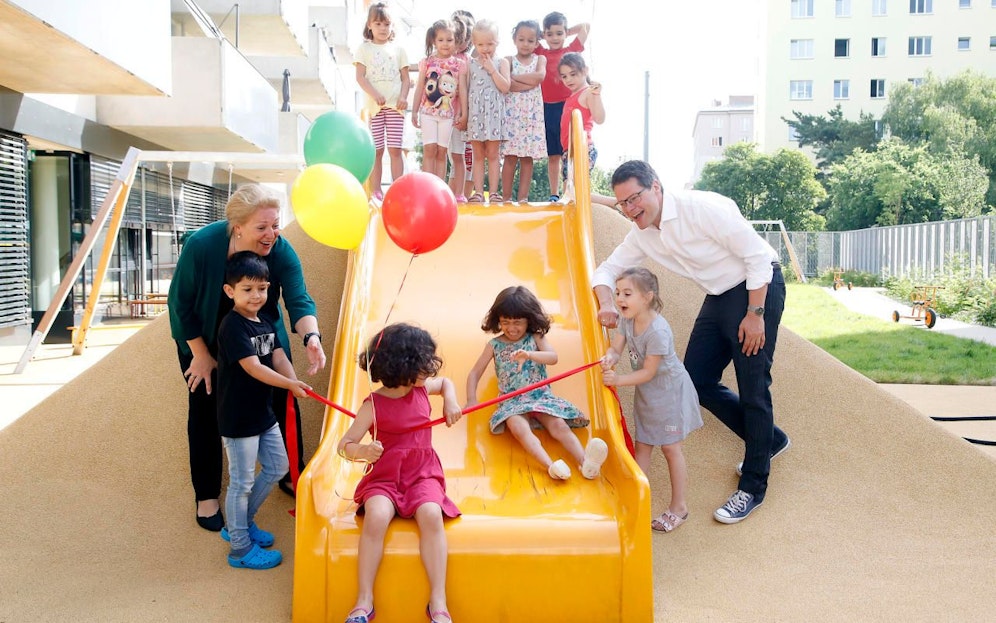 Kindergarten-Abteilungsleiterin Daniela Cochlar und Bildungsstadtrat Jürgen Czernohorszky (SPÖ) eröffneten den neuen Kindergarten in der Ehamgasse in Wien-Simmering. 
