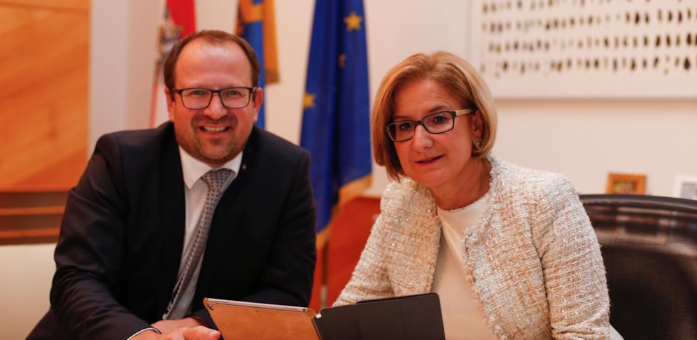 Mikl-Leitner mit VP-Manager B. Ebner bei der NR-Wahl