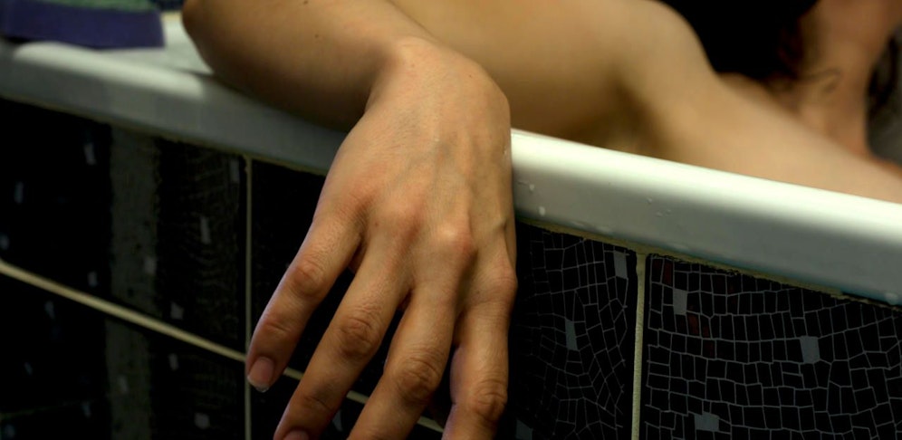 Eine schwangere Frau erlitt in der Badewanne einen Herzstillstand. Ermittler gehen davon aus, dass sie zuvor einen Stromschlag bekommen hat.