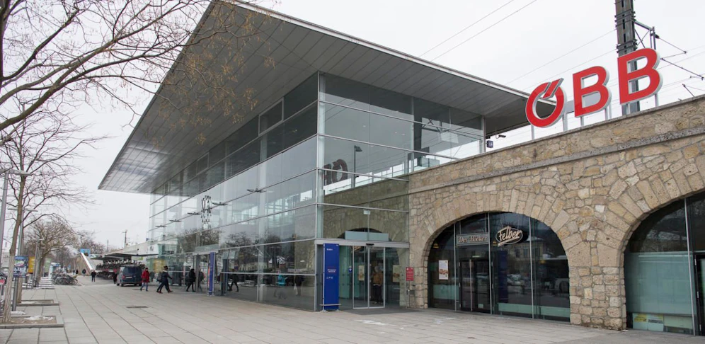 Der 17-Jährige befand sich im Bahnhofshallenbereich, als er von einem jungen Mann bedroht wurde.