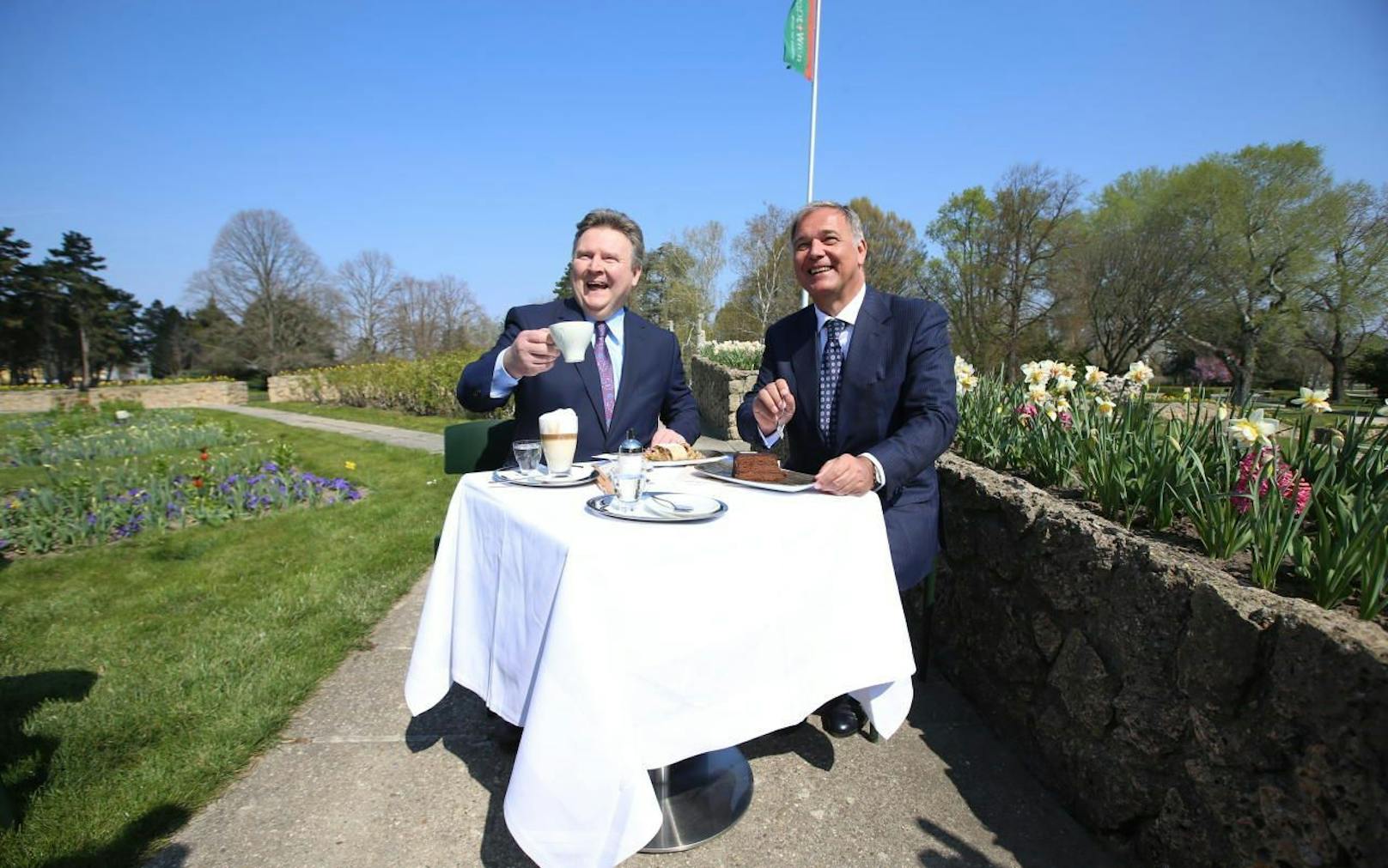 Wiens Bürgermeister Michael Ludwig (li) und WKW-Präsident Walter Ruck eröffneten im &quot;Donaucafé&quot; die Schanigarten-Saison 2019.