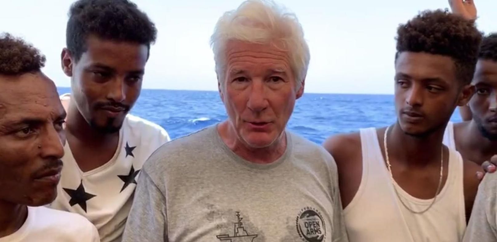 Richard Gere hilft auf Flüchtlingsboot