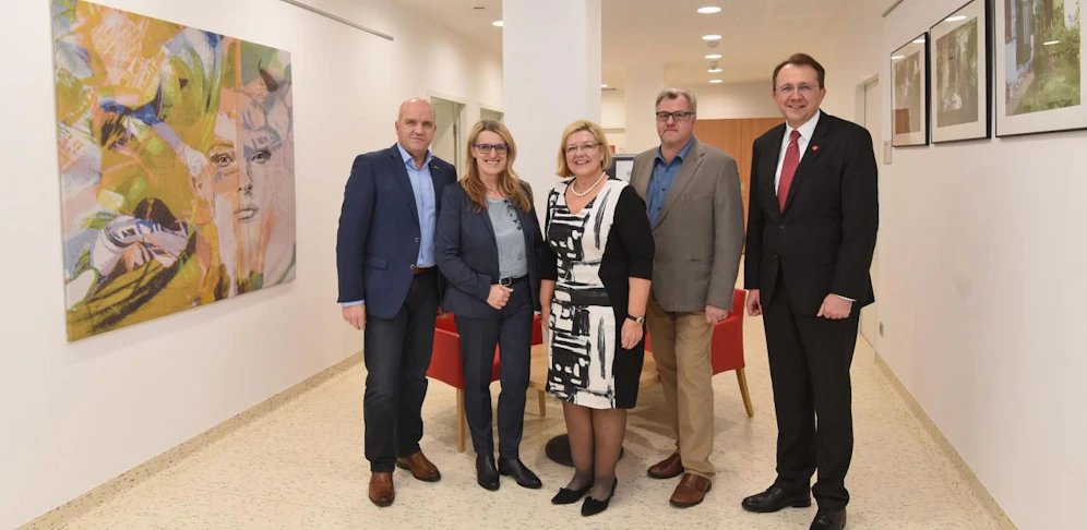 Hier soll bald eine Kinderarztordination eröffnen (v.l.): AK-Präsident und ÖGB NÖ-Vorsitzender Markus Wieser, Gesundheitslandesrätin Ulrike Königsberger-Ludwig, NÖGKK-Direktorin Martina Amler, Dr. Robert Weinzettel und der Bürgermeister von St. Pölten, Matthias Stadler.