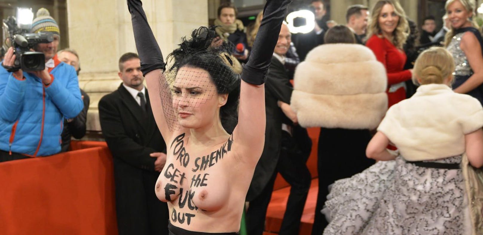 Nackte Brüste am Red Carpet des Opernballs