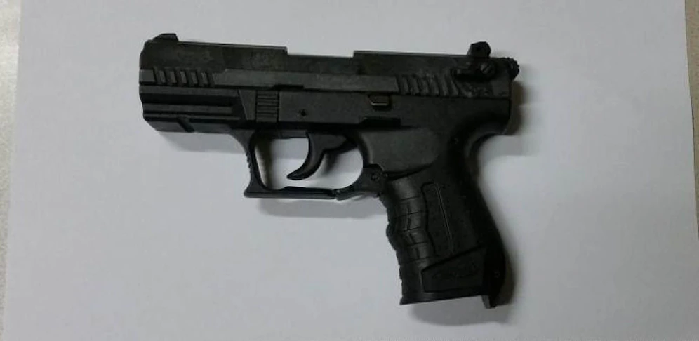 Mit einer Schreckschusspistole soll ein 18-Jähriger aus einem fahrenden Auto geschossen haben. (Symbolfoto)