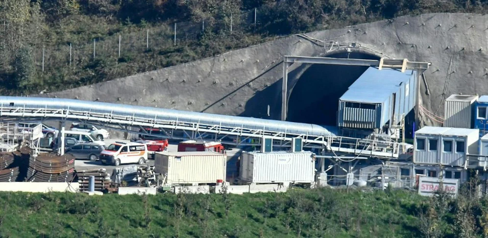 Die Rettungskräfte beim Eingang des Tunnels.