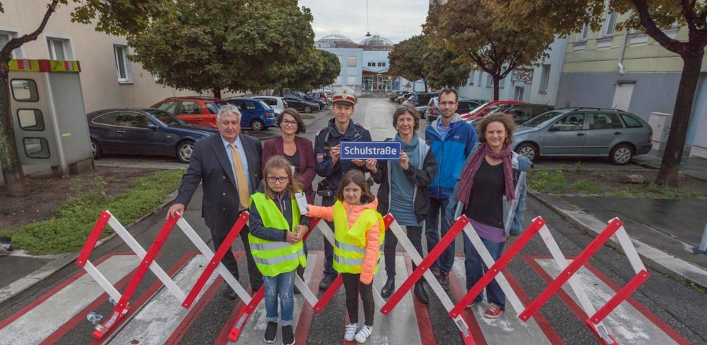 Vizebürgermeisterin Birgit Hebein (G) eröffnete offiziell vor der Rosa Jochmann Schule eine der drei neuen Schulstraßen.